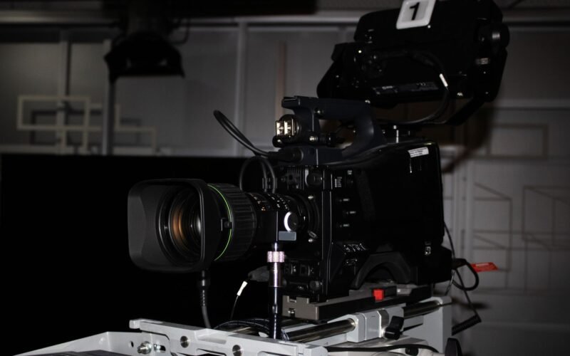 Stüdyoda kurulu, objektifi öne bakan bir sinema kamerası