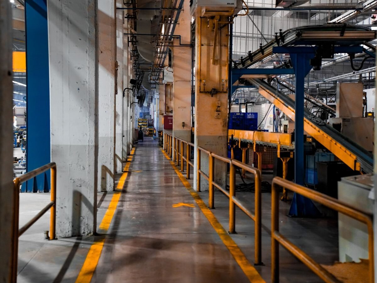 Fabrika içinde uzayıp giden konveyör hattı ve yürüyüş koridoru