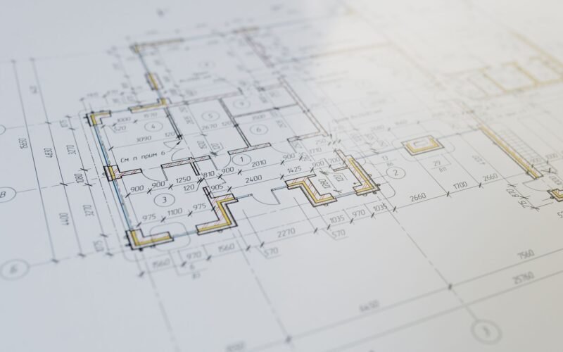 Masaya serilmiş, ölçülendirilmiş bir teknik plan çizimi