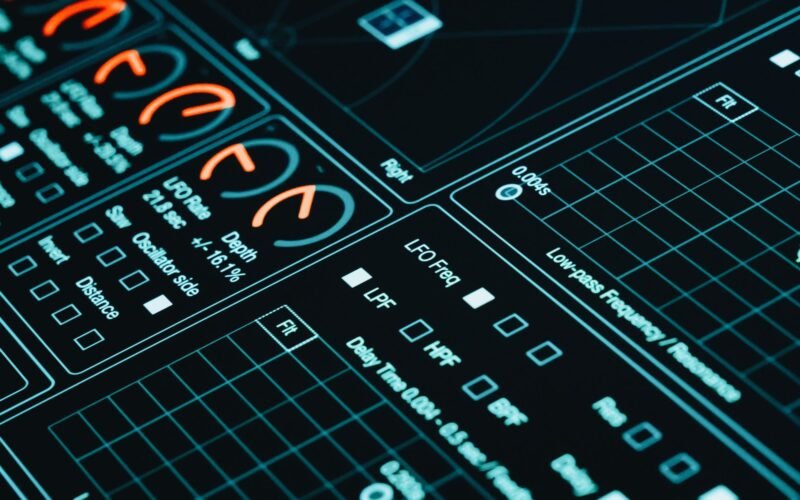 Koyu bir ekranda grafikler ve ölçüm göstergelerinden oluşan bir veri arayüzü